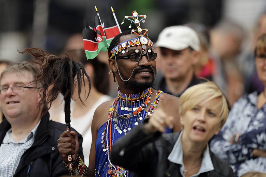 Un coloratissimo spettatore indossa un costume tradizionale del Kenya (Ap)